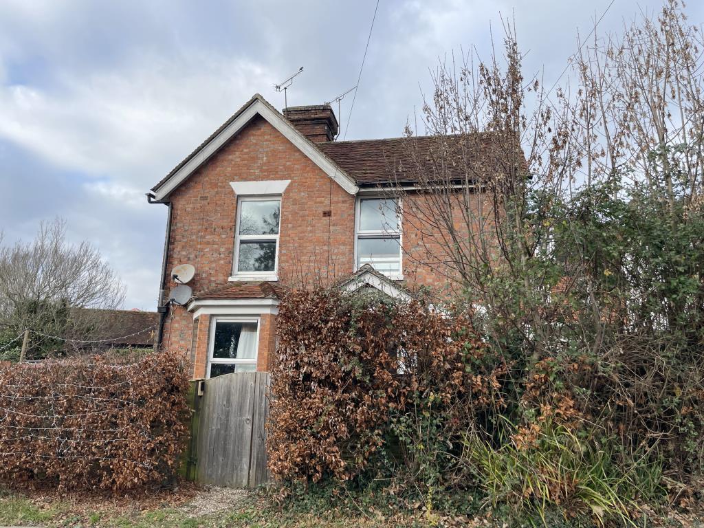 Lot: 98 - FLAT IN NEED OF REFURBISHMENT - Front view of village flat